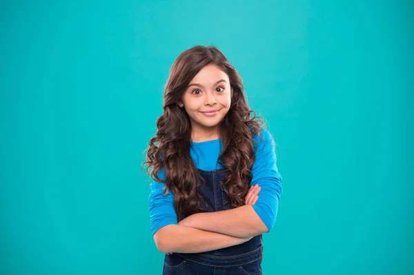 Dia internacional das crianças. moda de criança pequena. menina pequena criança com cabelo perfeito. Menina feliz. Beleza e moda. Felicidade infantil. Confiante na escolha dela. Amando seu novo estilo — Fotografia de Stock