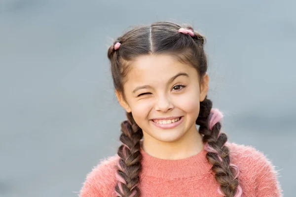 Finge e brinca. Criança brincalhão expressão alegre. As coisas vão ficar bem. Menina piscar alegre rosto cinza fundo. Menina criança alegre satisfeito com tudo. Humor alegre emoções positivas — Fotografia de Stock