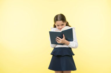 Online eğitim. Akıllı kız. Çocuk günü. mutlu küçük kız okul üniformalı. küçük kız çocuğu. özel öğretim. Okula dönüş. Çocukluk mutluluk. Üzerine konsantre sınavı