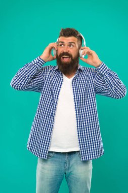 Tech alet tüm müzik severler olmalıdır. Müzik severler için en iyi hediye. Hippi giyim kulaklık sakallı. Mükemmel ses. Müzik kitaplığı konsepti. Müzik her zaman benimle. Adam dinleme şarkı kulaklık