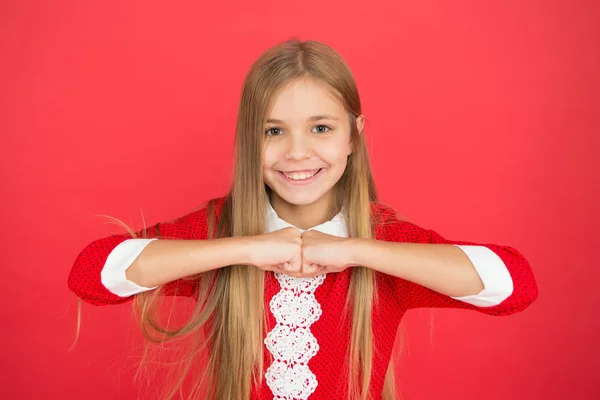 Felicidad infantil. Niña pequeña. Educación escolar. familia y amor. Día de los niños. Buena crianza. Cuidado de niños. niña feliz sobre fondo rojo. Tiempo de vinculación familiar — Foto de Stock