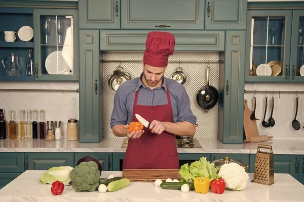 Cook muž s nožem v kuchyni vaření — Stock fotografie