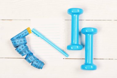 Aktif yaşam tarzı ve egzersiz konsepti. Beyaz arkaplanda spor aletleri