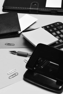 İş ve iş kavramı: ofis araçları ve m-cüzdan mans