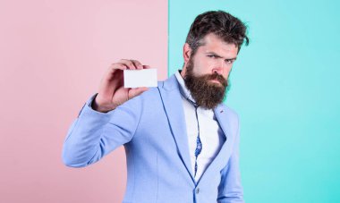 Bankacılık hizmetleri iş için. Kartvizit tasarımı. Kart kopyalama alanı profesyonel meslek konumu. Çekinmeyin bana ulaşın. İş adamı boş kartı tutun. Sakallı hippi ciddi bir yüz gösteri kartı