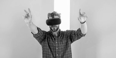 Dijital yüzey ile etkileşim içinde sanal gerçeklik. Adam tıraşsız adam Vr gözlük, pembe arka plan ile. Hipster modern teknolojiler eğlence için kullanın. Adam Vr gözlük veya baş ile görüntü monte
