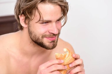 Uyuyan adam tarafından yatak odasında cep telefonu uyandı. Onun sabah fincan kahve yatak otel oda mutlu gülümseyen içinde döşeme zevk yakışıklı delikanlı. Kahve ve kruvasan yatakta.