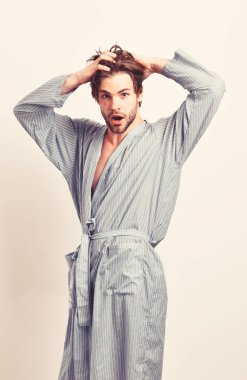 Gri arka planda mavi sabahlıklı sakallı adam..