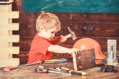 Yürümeye başlayan çocuk meşgul yüzündeki çekiç aracı evde atölye ile oynuyor. Çocuk şirin ve sevimli Oluşturucusu'nu veya repairer oynarken, onarma veya handcrafting. Kavram handcrafting. Çocuk Çocuk tamirci oynamak