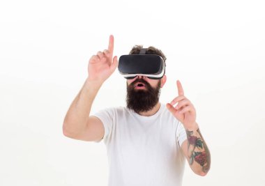 Beyaz arka plan üzerinde izole sanal gerçeklik kask kişi. Komik adam 3d araç teknolojisi yaşıyor - kadar yakın. Sanal gerçeklik adam.