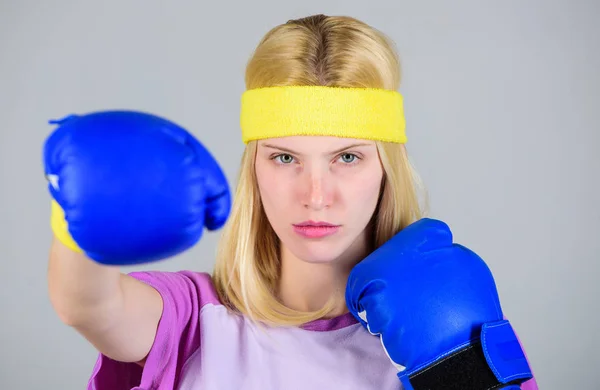 Guantes de boxeo mujer disfrutar del entrenamiento. Chica aprende a defenderse. Mujer haciendo ejercicio con guantes de boxeo. Concepto de boxeo deportivo. Ejercicios de boxeo cardiovascular para perder peso. Feminidad y equilibrio de fuerzas —  Fotos de Stock