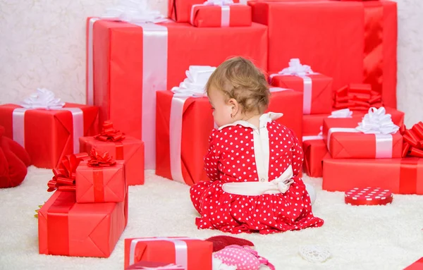 Pequeño Juego Del Bebé Cerca Pila Cajas Regalo Rojas Envueltas —  Fotos de Stock