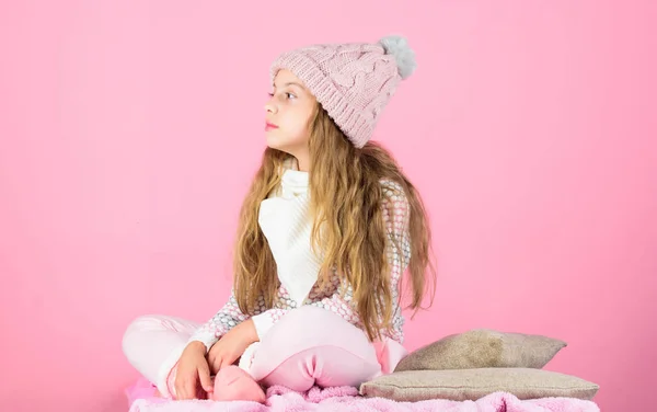 Barn långt hår varm ull mössa Njut av varma. Kid flicka slitage stickad varm mössa avkopplande rosa bakgrund. Winter fashion varma kläder-konceptet. Varma tillbehör som kommer hålla dig mysiga vinter — Stockfoto