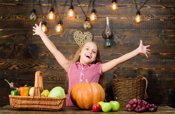 Coltivatore di bambini con fondo di legno raccolto. Concetto del festival del raccolto. Bambina bambina godere della vita di fattoria. Giardinaggio biologico. Coltivate il vostro cibo biologico. Ragazzina al mercato agricolo con verdure biologiche — Foto Stock