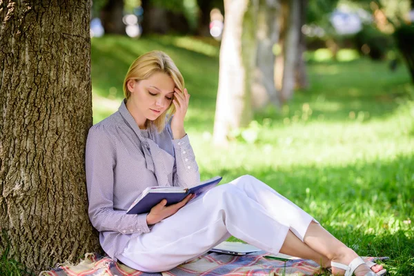 Meilleurs livres d'auto-assistance pour femmes. Fille concentré assis parc maigre tronc d'arbre lire livre. Lire des livres inspirants. Meilleures ventes. Des livres que toutes les filles devraient lire. Détendez-vous loisirs un concept de passe-temps — Photo
