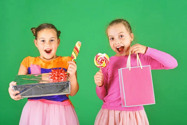 Sweet presenta el concepto. Chicas con caras excitadas posan con caramelos — Foto de Stock