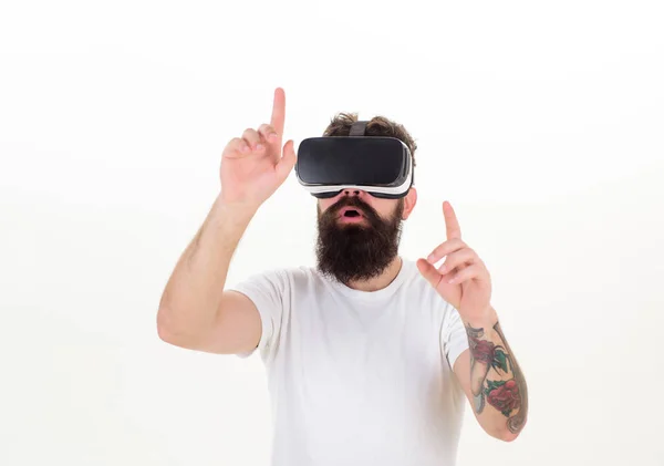 Az a személy, virtuális valóság sisak elszigetelt fehér background. Vicces ember tapasztal 3d szerkentyű technológia - közelről. Virtuális valóság ember. — Stock Fotó