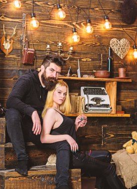 Çift gamekeepers evde, ahşap iç arka plan romantik akşamın. Romantik kavramı. Aşık çift hugs, birlikte sarılma. Kız ve erkek sakin yüzleri sıcak atmosferde dinlenmek