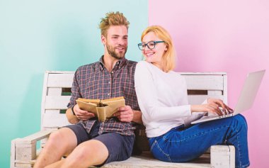 Modern öğrencilerin yanı sıra klasik ders kitapları dijital yaklaşımı kullanın. Öğrencilerin boş zaman eğitimi harcamak. Erkek ve kadın farklı öğrenme yaklaşımı kullanın. Çift olan öğrenciler kitap ve dizüstü eğitim