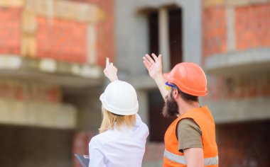 Kadın mühendis ve Oluşturucu inşaat alanında iletişim. İnşaat sektöründe katılımcı ve inşaat istemciler arasındaki ilişkiler. İnşaat ekibi iletişim kavramı. İlerleme planı tartışmak