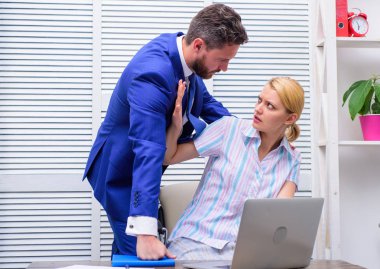 Kız uygunsuz davranışlar. Ofiste Sekreteri, omzuna elini koyarak Yöneticisi. Kötü niyetli patron.