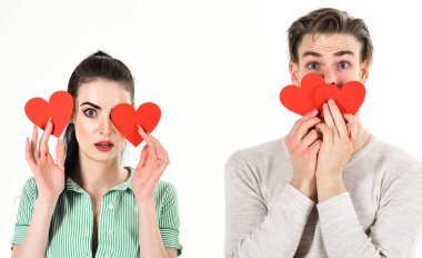 Yakışıklı adam ve aşık güzel kız. Romantik hisler kavramı. Sevgililer günü ve aşk. Adam ve kadın çift aşık kırmızı kalp Sevgililer kart beyaz arka plan üzerinde tutun. Aşık romantik çift
