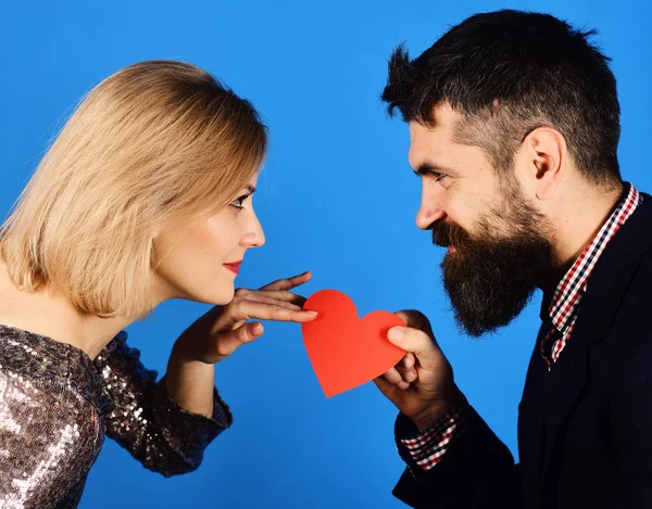 Romantizm ve mücadele kavramı. Kız ve sakallı adam