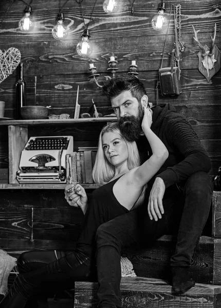 Çift gamekeepers evde, ahşap iç arka plan romantik akşamın. Aşık çift hugs, birlikte sarılma. Kız ve erkek sakin yüzleri sıcak atmosferde rahatlayın. Romantik kavramı