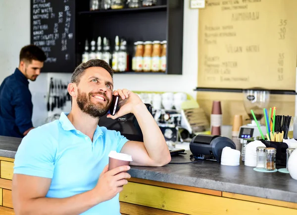 Homem conversa móvel café barista fundo. Beba café enquanto espera. À tua espera. Homem smartphone encomendar café no café. Conceito de pausa para café. Café tirar opção para pessoas ocupadas — Fotografia de Stock