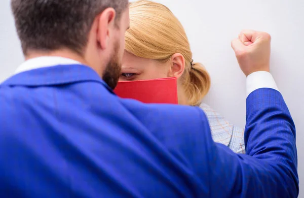 Schluss mit der Gewalt gegen Frauen. Sexuelle Belästigung zwischen Kollegen und Flirten im Büro. mir zu soziale Bewegung. — Stockfoto