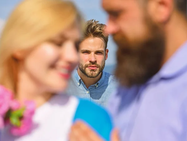 Zlomené srdce koncept. Milovníci romantické rande pár flirtování. Zamilovaných venkovní flirtovat romantické vztahy. Pár v lásce šťastný datování, žárlivý člověk přihlížející žena přednost další macho místo mu — Stock fotografie