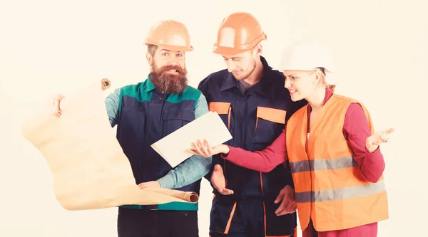 Equipo de constructor, ingeniero, arquitecto discutiendo sobre el proyecto . — Foto de Stock