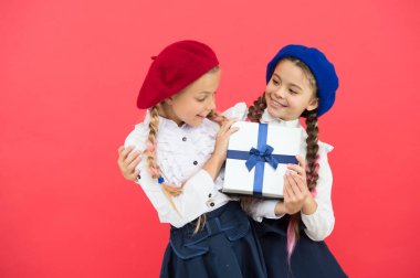 Doğum günü ve Noel hediyeleri. Alışveriş merkezinde büyük indirim var. Uluslararası Çocuk Günü. Alışveriş torbalı küçük kız çocukları. İnternetten iyi alışverişler. Arkadaşlık ve kardeşlik. Alışveriş tartışması