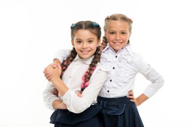 Çocuk günü. Okula dönüş. Çocukluk mutluluk. Dostluk ve kardeşlik. küçük kız çocuk mükemmel saçlı. küçük çocuk moda. Mutlu küçük kız kardeş. Güzellik moda. Birlikte okuldan beri
