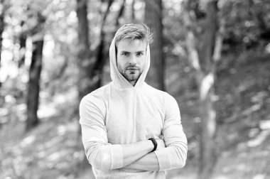 Kendine güveniyorsun. Sakallı, çekici, günlük kıyafetleri olan bir adam. Kendine güveni olan bir adam doğanın arka planından sıyrılmış. Tıraşsız bir adam yakışıklı ve rahat görünüyor. Rahat demek basit demektir.