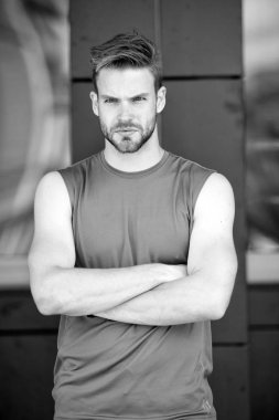 Metroseksüel kavramı. Adam tarzı ve görünümü hakkında çekici bakım sakallı. Adam kesin yüz kas omuz kentsel arka plan kıl. Sakal kas adam adam yakışıklı ve serin görünüyor