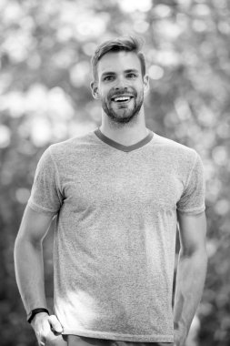 Adam sportif görünümü ile pedometre becerikli alet. Fitness izci kavramı. Atlet ile kıl fitness izci veya adım sayar. Spor donatımı, Doğa arka plan ile poz yüzü gülen adam atlet