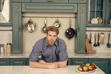 Masasında taze meyve tabağı olan adam, vitamin.