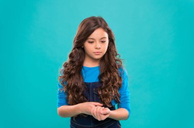 Uluslararası Çocuk Günü. Küçük çocuk modası. Çocukluk mutluluğu. Mükemmel saçlı küçük bir kız çocuğu. Mutlu küçük kız. Güzellik ve moda. Funk stili güzellik. Gerçekten çok tatlı.