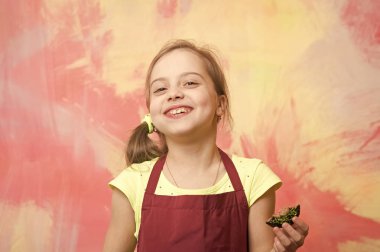 Kek ile gülümseyerek mutlu bir çocuk