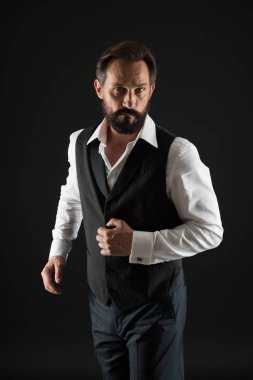Şık kıyafet olgun adam. Bak, siluet iyi bak. Yaşına göre giyinmeyi. Şıklığı ve erkek tarzı. Resmi kıyafeti. Şık tarzı. Adam beyaz gömlek ve klasik yelek kıyafet adam sakallı