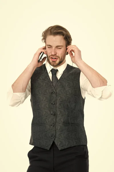 Mp3 플레이어에서 헤드셋에 음악을 경청 하는 남자 — 스톡 사진
