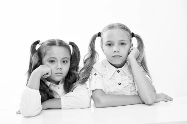 Amizade de duas meninas da escola pequena. amizade de meninas pequenas na escola. amigos da escola — Fotografia de Stock