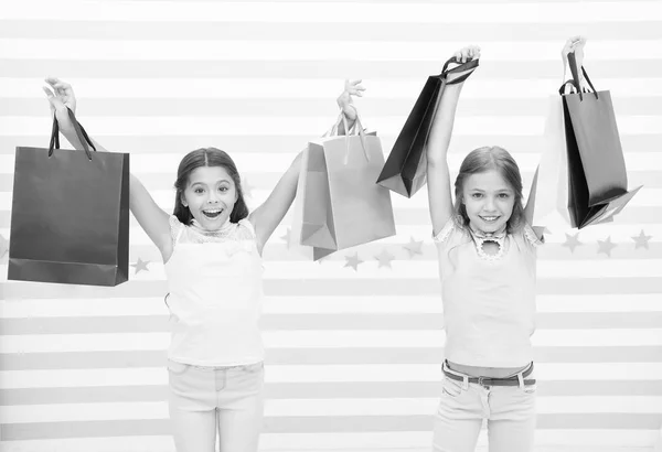 Viene el viernes negro. Niños niñas niños con paquetes después del día de compras. Chicas amigas felices llevan bolsas de papel. Mejor código promocional de descuento. Viernes negro de compras gran oportunidad de compra rentable —  Fotos de Stock