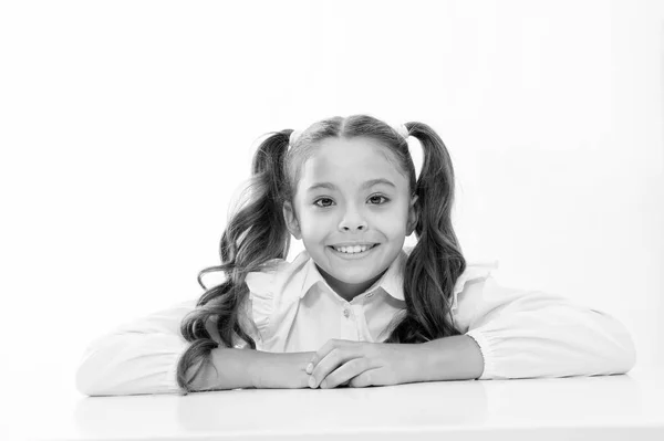 Bonne enfance. heureuse enfance de écolière isolée sur blanc — Photo