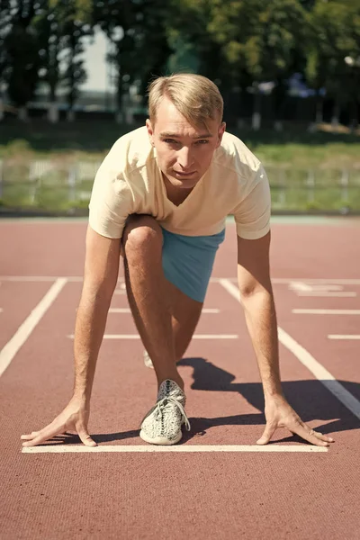 Training und Gesundheit, Sportpaar startet Wettkampflauf — Stockfoto