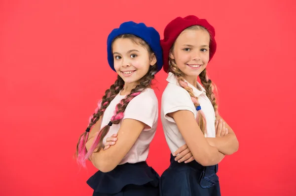 Schulmodekonzept. Schulmädchen tragen formelle Uniform und Baskenmützen. Eliteuniversität. Ausbildung im Ausland. Anmeldeformular für die internationale Schule. Schwestern Freundinnen Mädchen. Französischsprachige Schule — Stockfoto