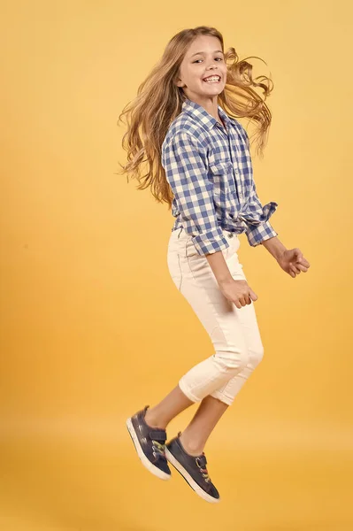 Meisje bounce glimlachend op oranje achtergrond — Stockfoto