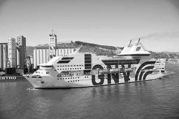 Barcelona, España - 30 de marzo de 2016: barco o transatlántico GNV Rapsodia Génova en puerto marítimo sobre paisaje montañoso. Crucero destino del barco y viaje. Viajando por mar en barco. Gran barco de pasajeros —  Fotos de Stock