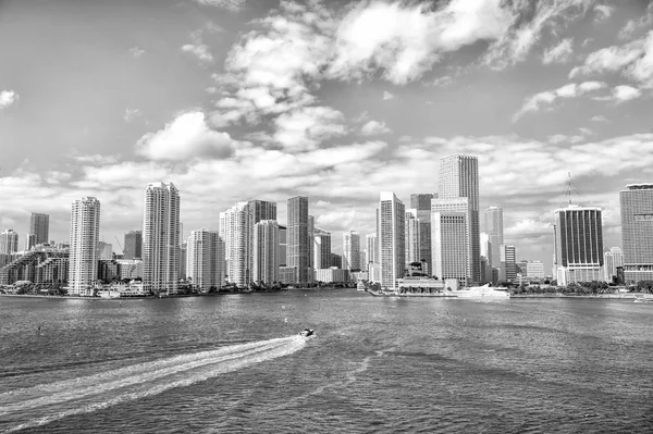 Vista aérea de los rascacielos de Miami con cielo azul nublado, barco blanco navegando junto al centro de Miami — Foto de Stock